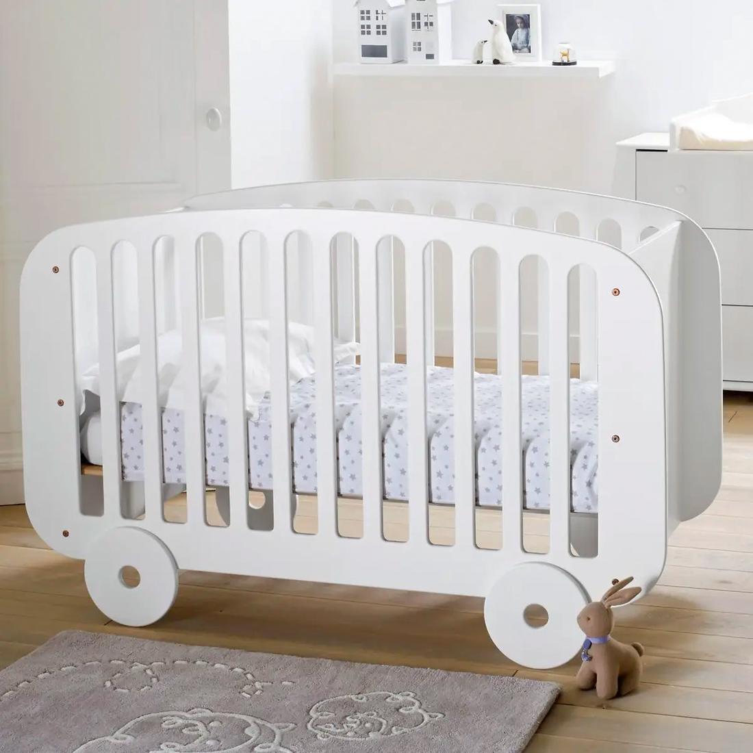 Toet, toet! Dit witte ledikantje op wielen staat erg leuk in een babykamer met het thema auto’s. 