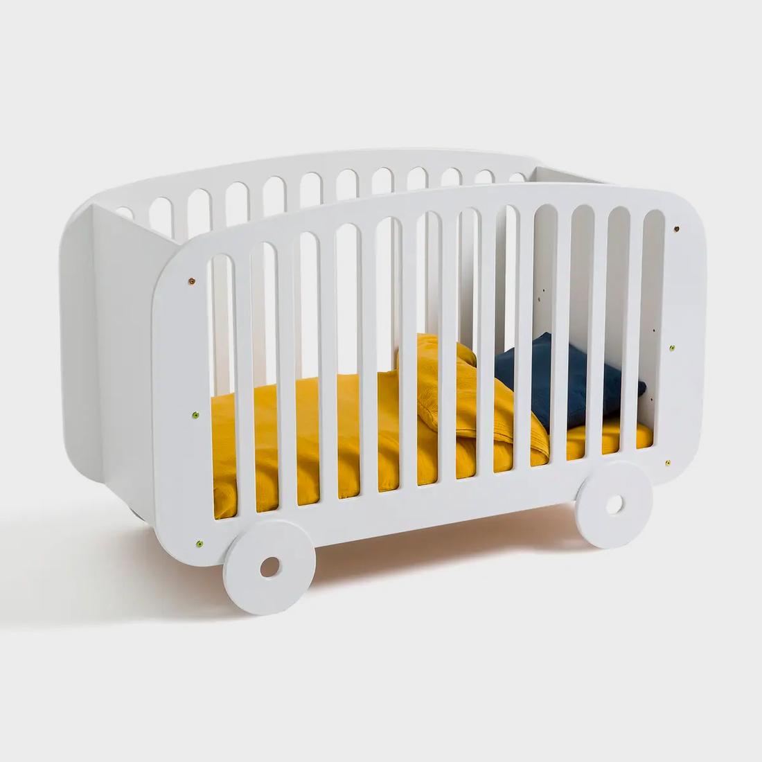 Het bedje met spijlen heeft een verstelbare lattenbodem, zodat je het bedje voor kinderen tot drie jaar kunt gebruiken. 