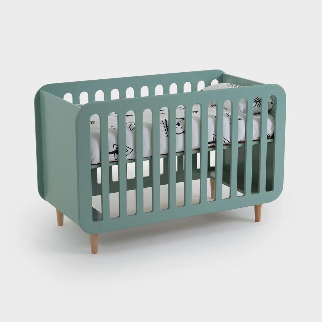  Dit houten ledikant groeit met je baby mee, dankzij de verwijderbare barrière en lattenbodem met drie verschillende hoogtes.