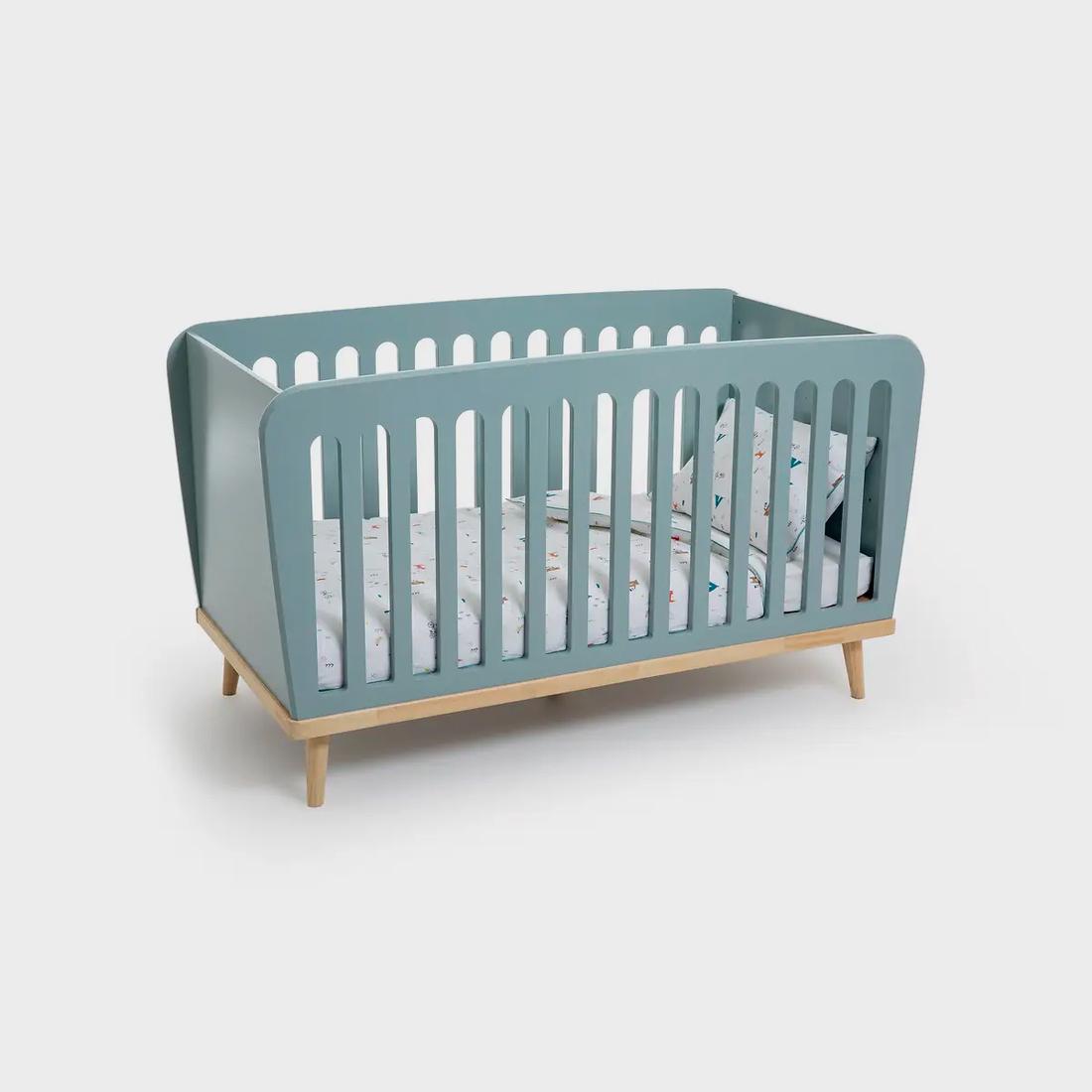 De zachte grijsblauwe kleur en de ronde vormen van dit blauwe ledikant voor je baby geven de babykamer een lieve uitstraling.