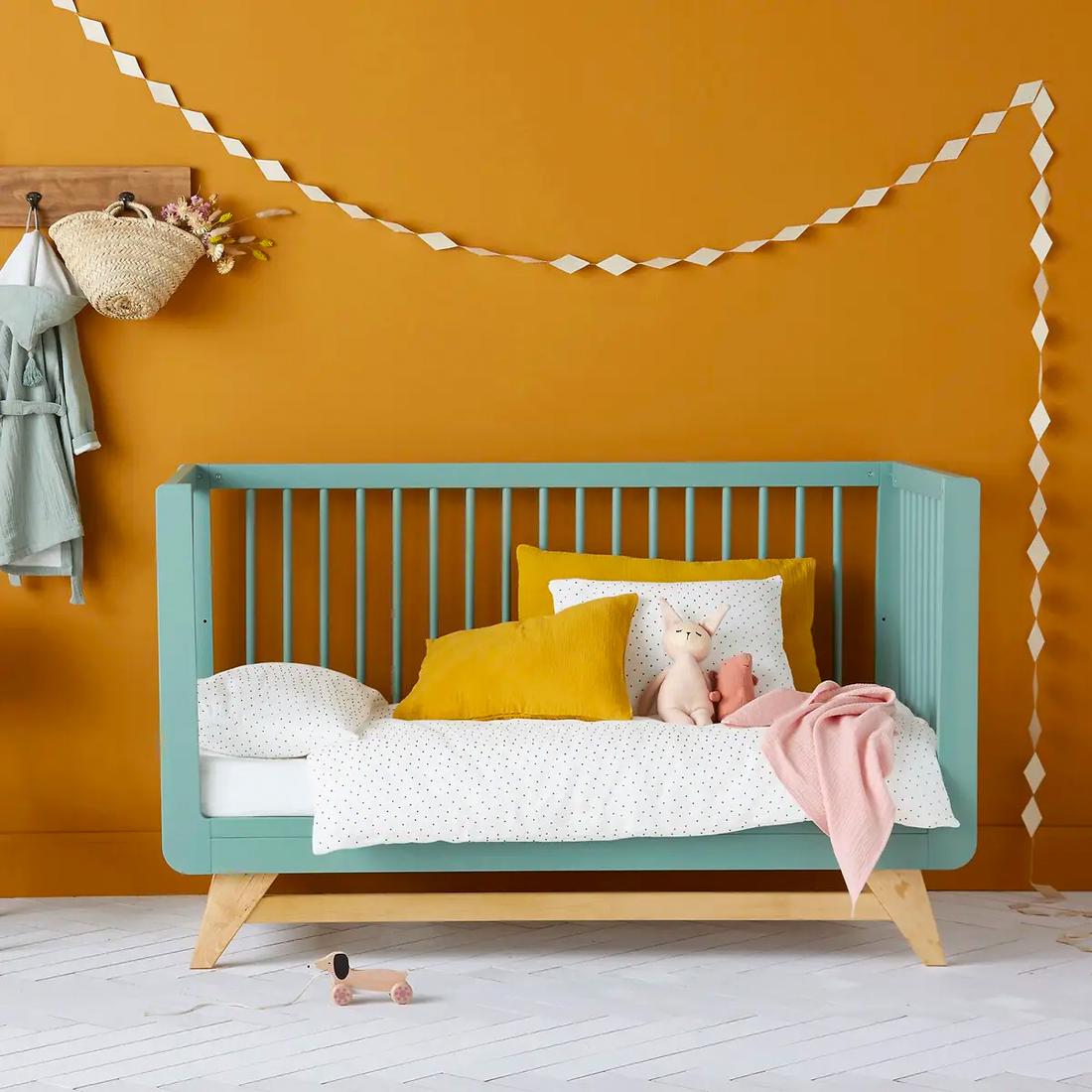 Dit houten ledikant groeit met je baby mee, dankzij de verwijderbare barrière en lattenbodem met drie verschillende hoogtes. 