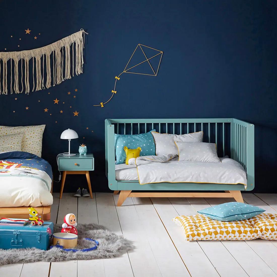 Dit babybedje in een grijsgroene kleur staat erg mooi in een genderneutrale babykamer met bijvoorbeeld een wolkenthema. 