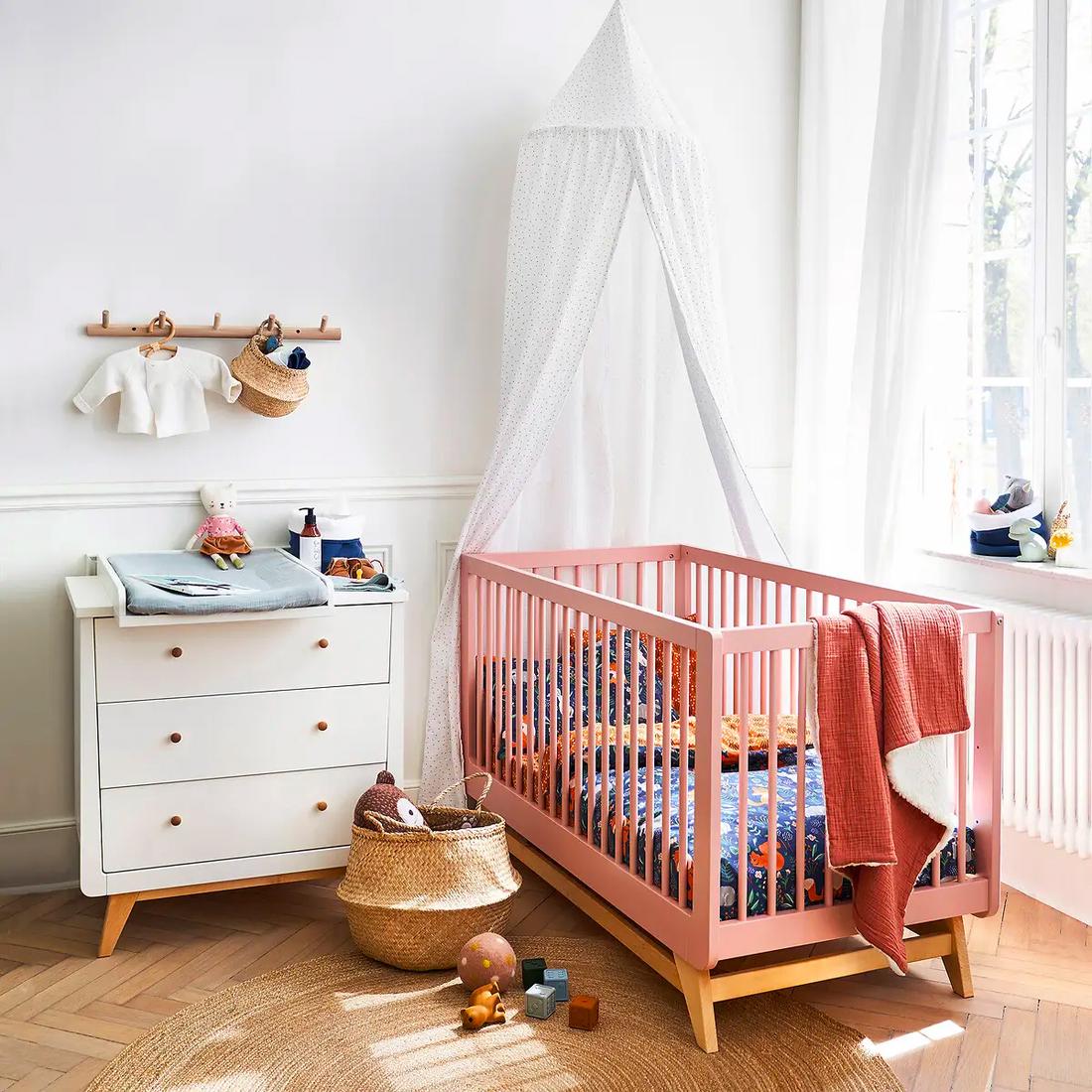 Dit roze ledikant staat perfect in een vintage kamer, dankzij het houten onderstel en de roze kleur. 