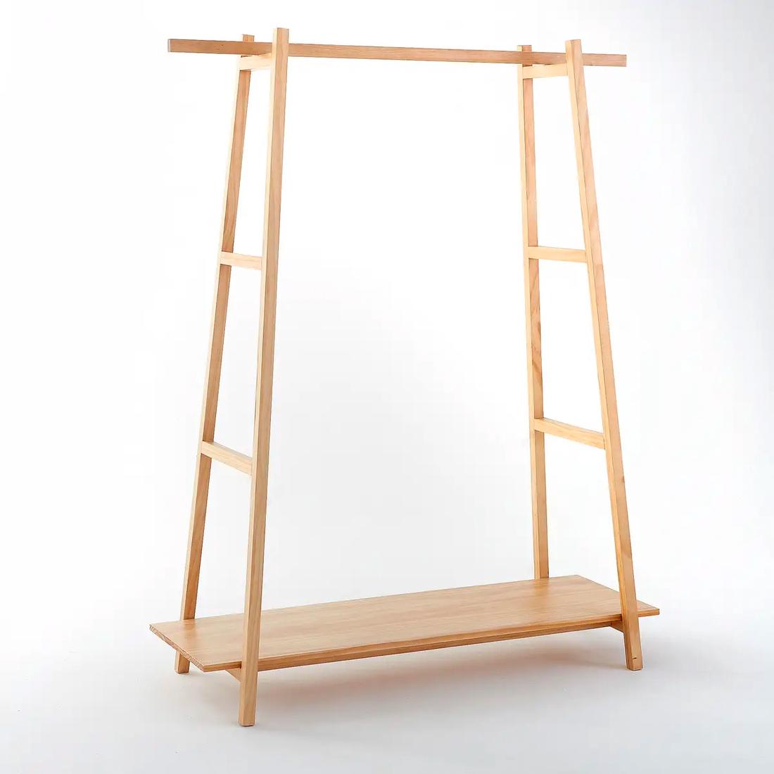 Dit kledingrek is gemaakt van verfijnd dennenhout. Twee metallic steunstaven in dit kledingrek zorgen voor meer stabiliteit.