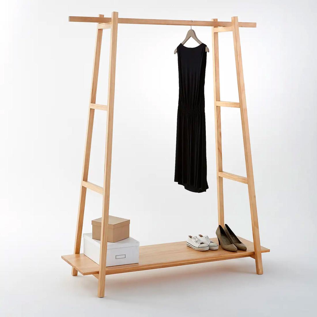 Het houten kledingrek is gemaakt van massief dennenhout en geeft de kamer een natuurlijke look. 