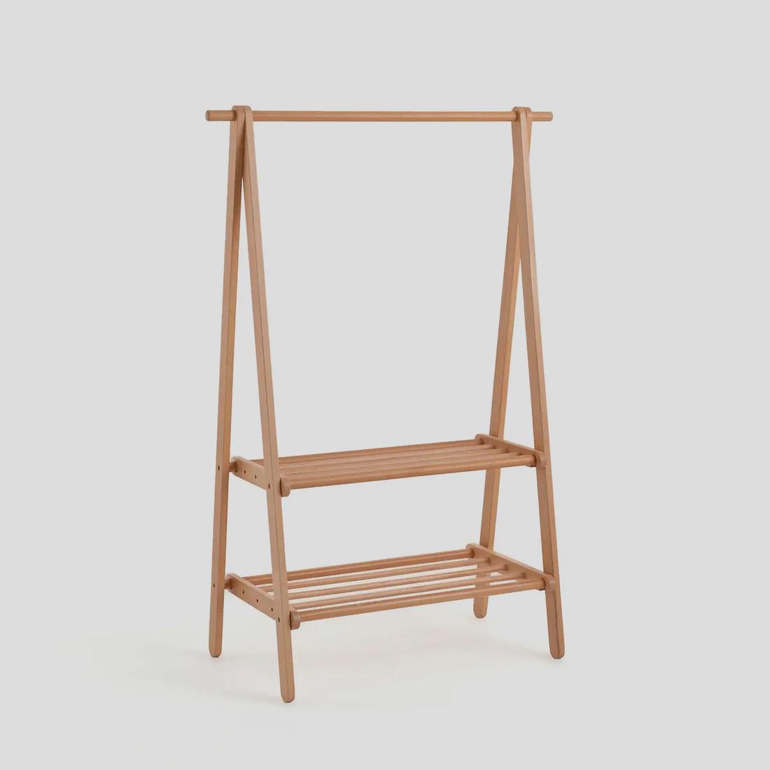 Met een hangstaaf van wel 98 centimeter breed kun je op dit houten kledingrek genoeg kleding kwijt.