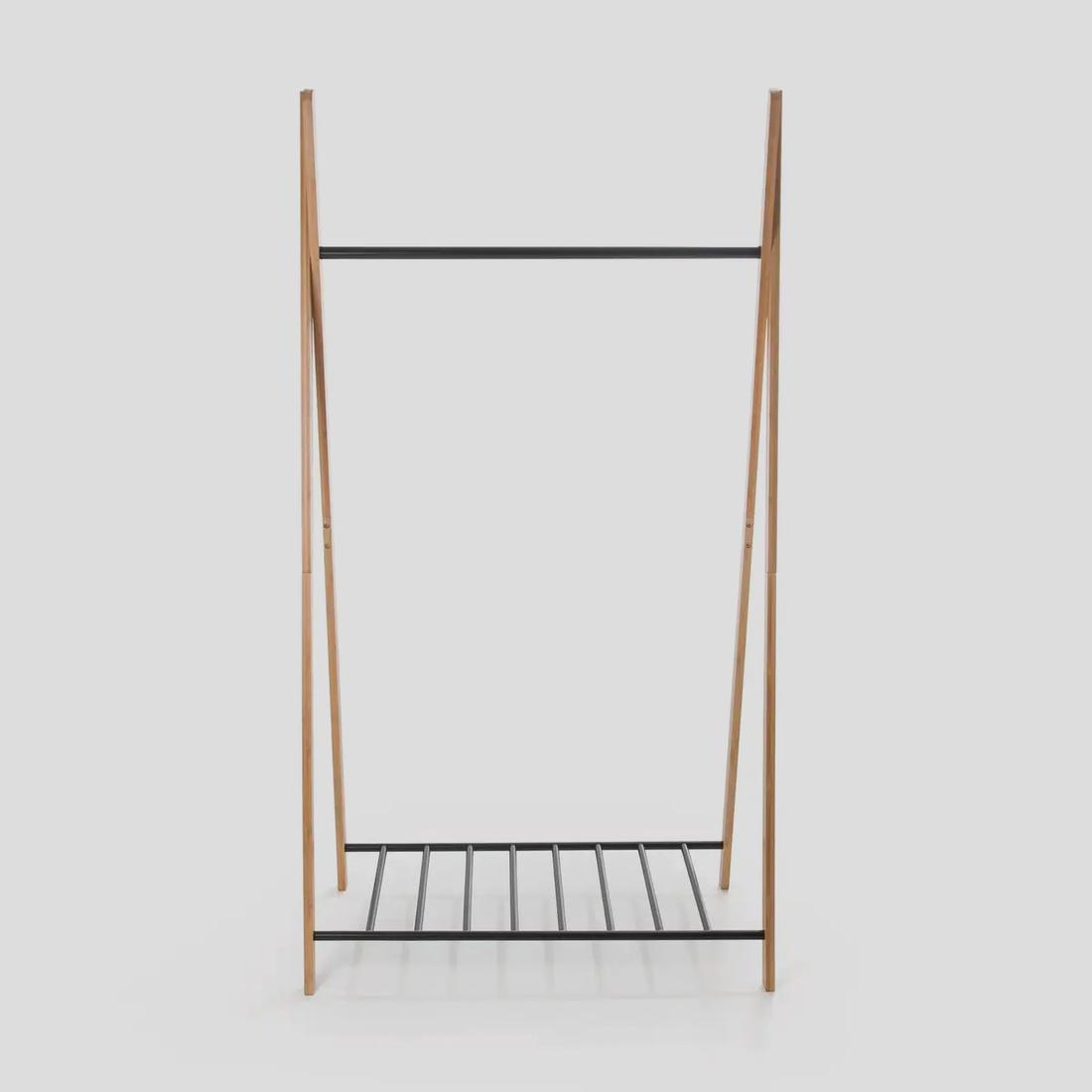 De stevige hangstaaf en de legplank hebben een lengte van 93 centimeter, je kunt er dus genoeg kleding en schoenen kwijt. 