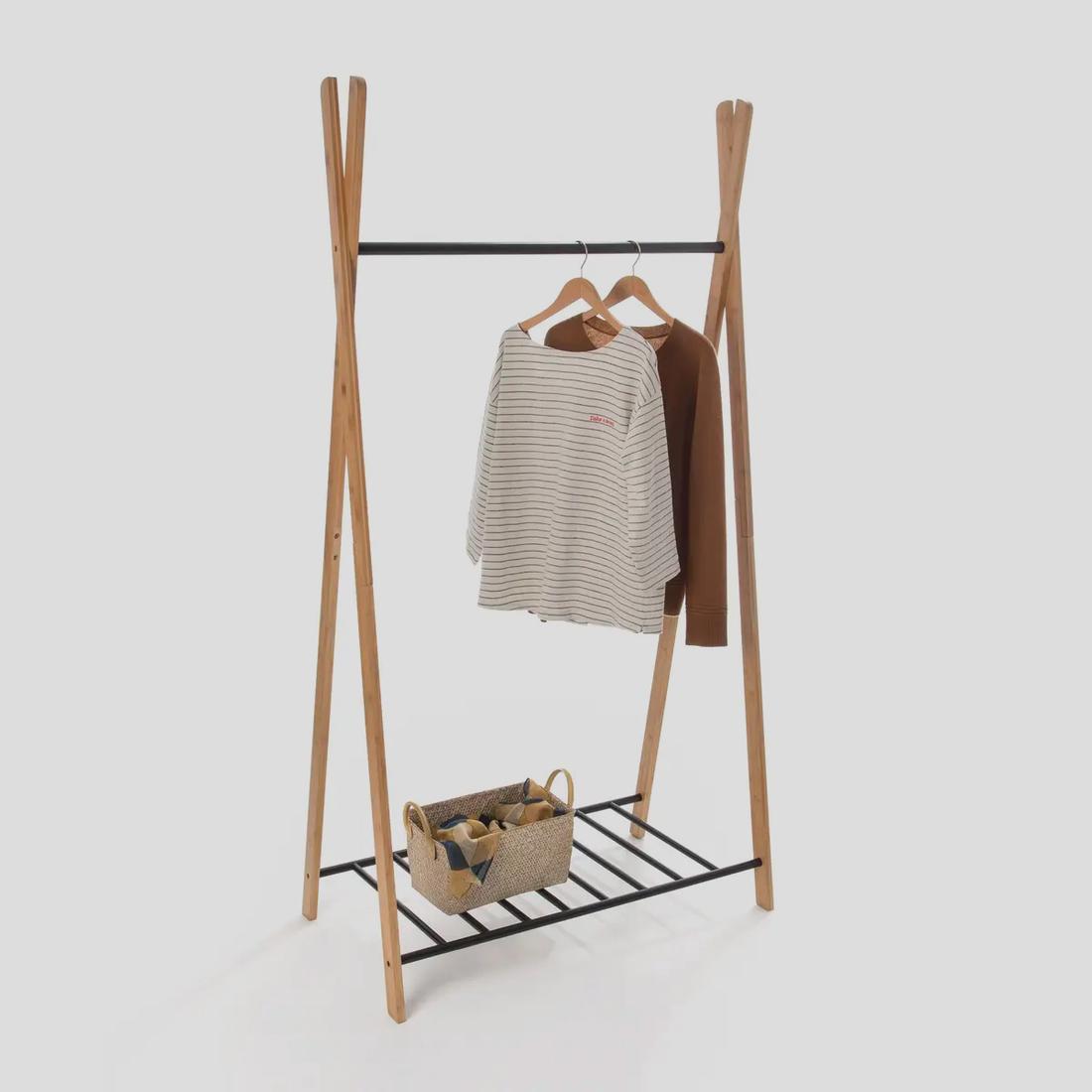 Met het houten kledingrek Yaka ontdek je dat de eigenschappen nuttig en stijlvol prima te combineren zijn.