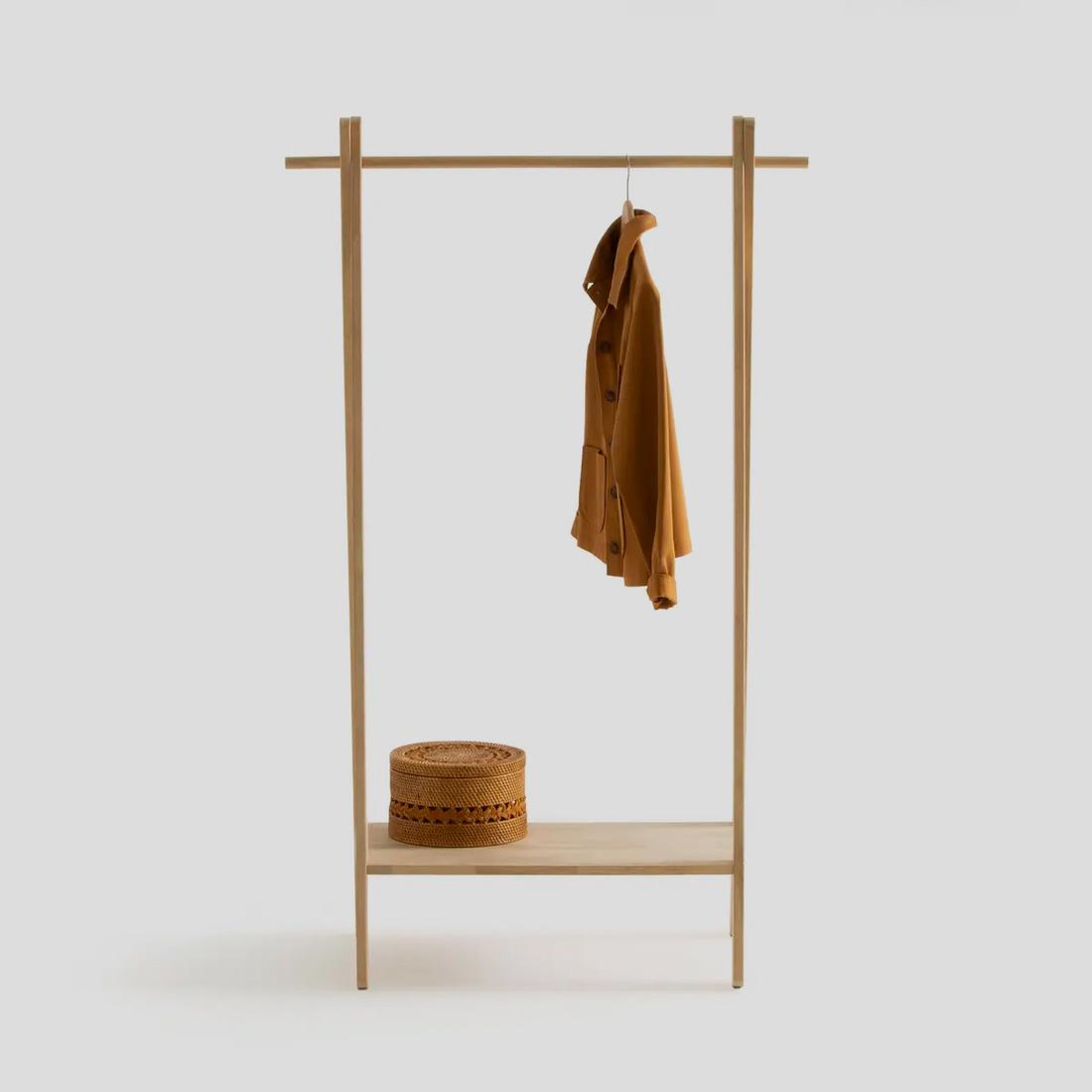 De hangstaaf loopt door de draagstokken heen, waardoor je aan beide zijkanten ook nog ruimte hebt om wat kleding aan te hangen.
