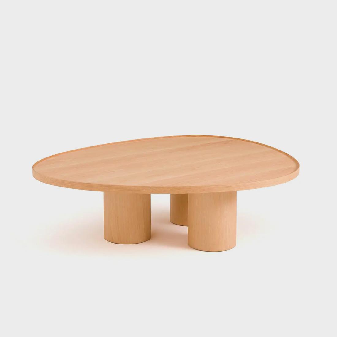 Dankzij de drie stevige poten blijft de salontafel goed op z’n plek staan.
