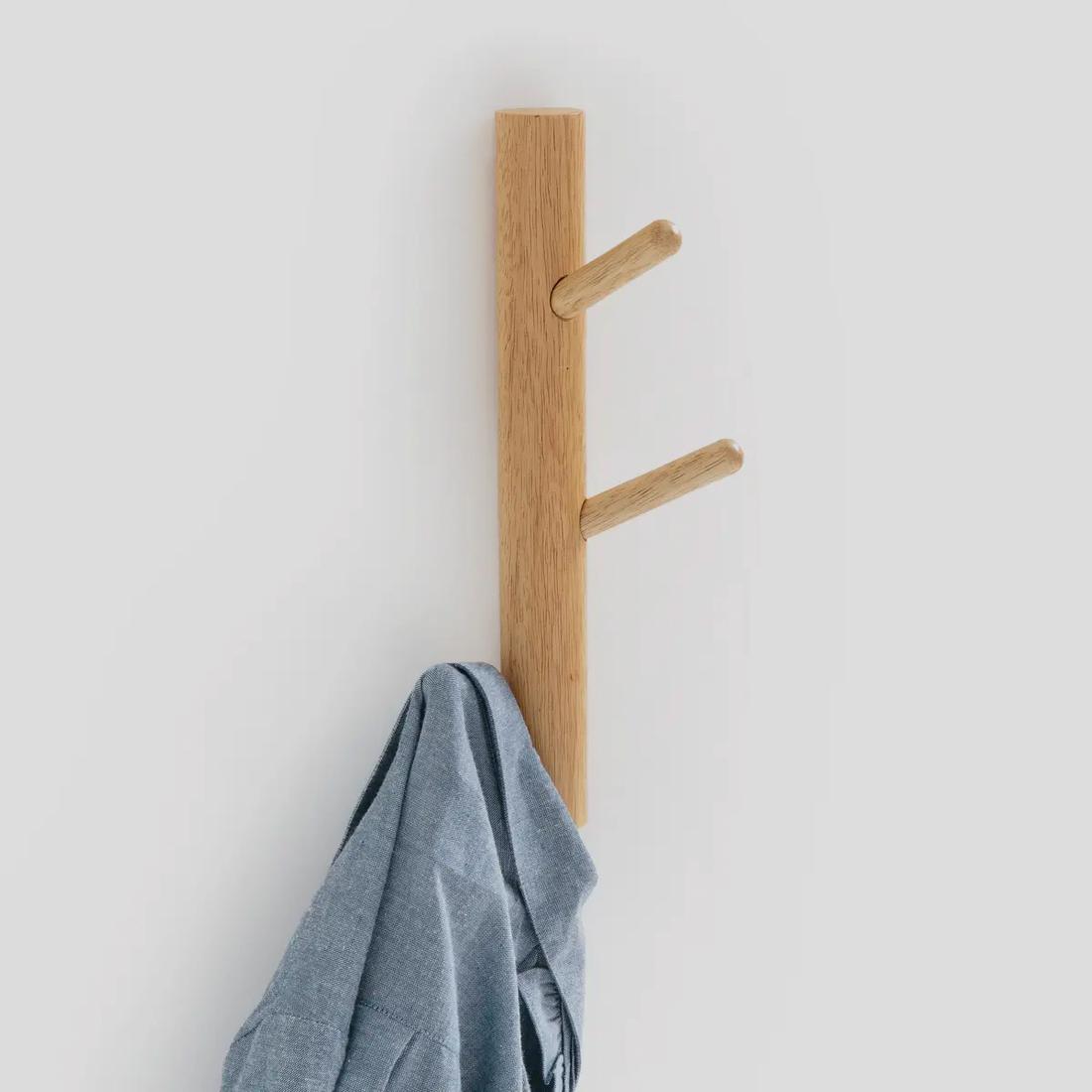 Bekijk kapstok Hang meerdere kapstokken op in de hal voor extra ophangmogelijkheid voor bezoekers en je uitgebreide jassencollectie.