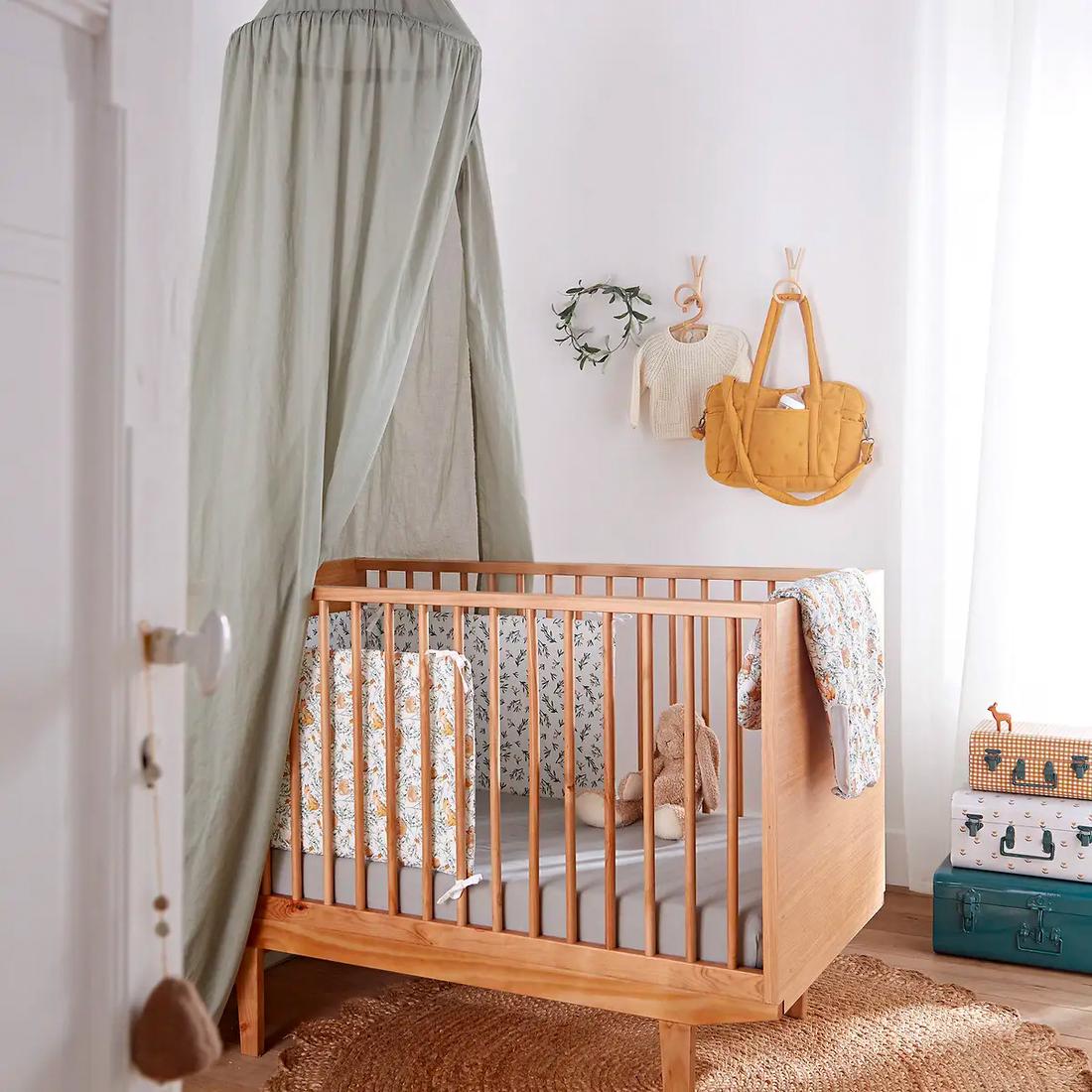 Een vintage babybedje maak je helemaal compleet met een dekentje in dezelfde leuke stijl. 