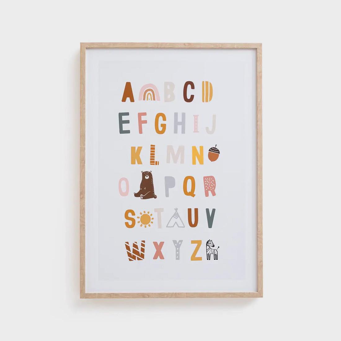 Bekijk poster De zachte kleurtjes en geinige tekeningetjes geven een speelse uitstraling aan de kamer.