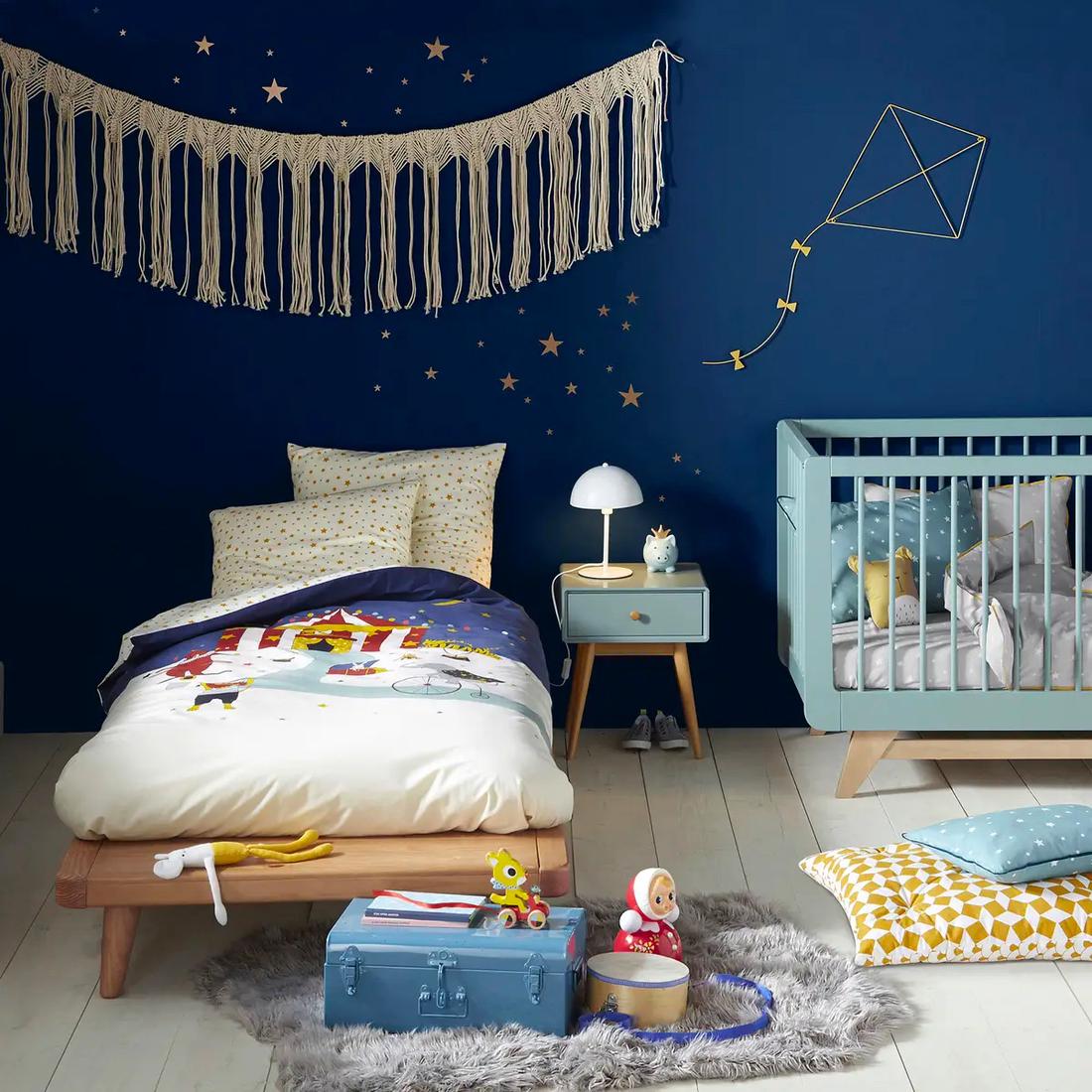 Bekijk fotohouder Decoreer de muur van de kinderkamer met speelse vormen.