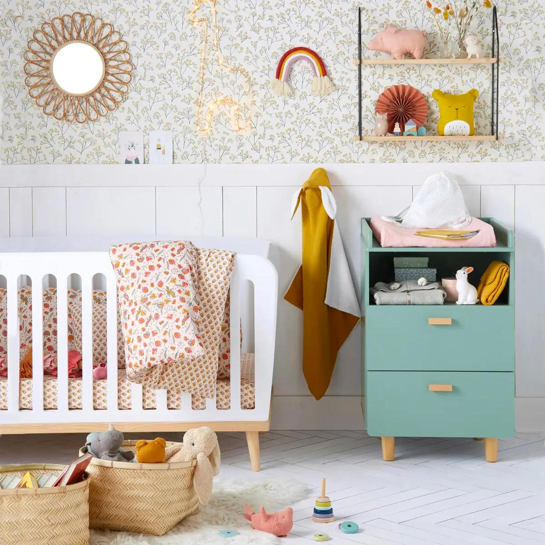 Bekijk spiegel Dit zonnetje straalt aan de muur van de kinderkamer.