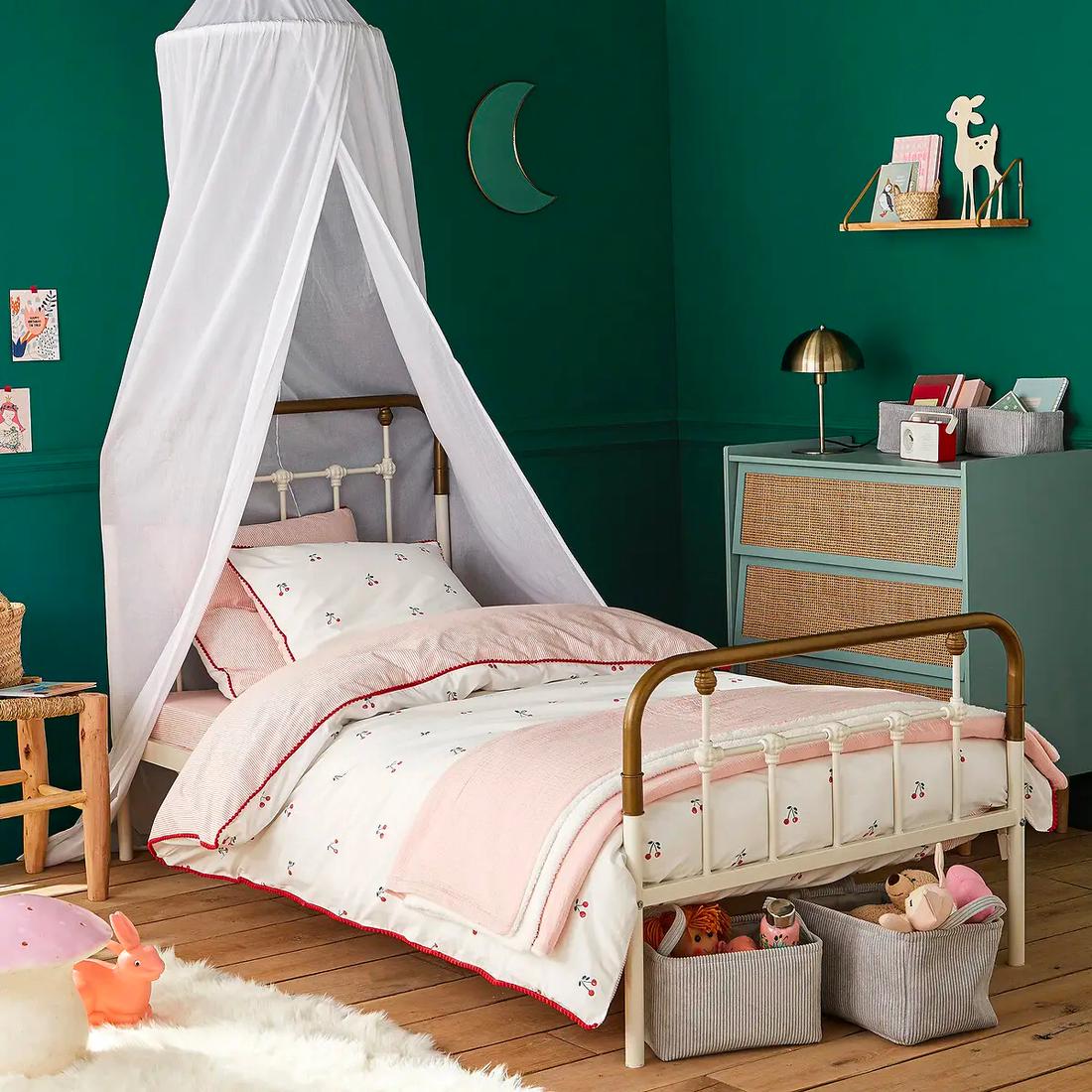Bekijk spiegel De vorm van de spiegel en het messing geven een trendy look aan de kinderkamer.