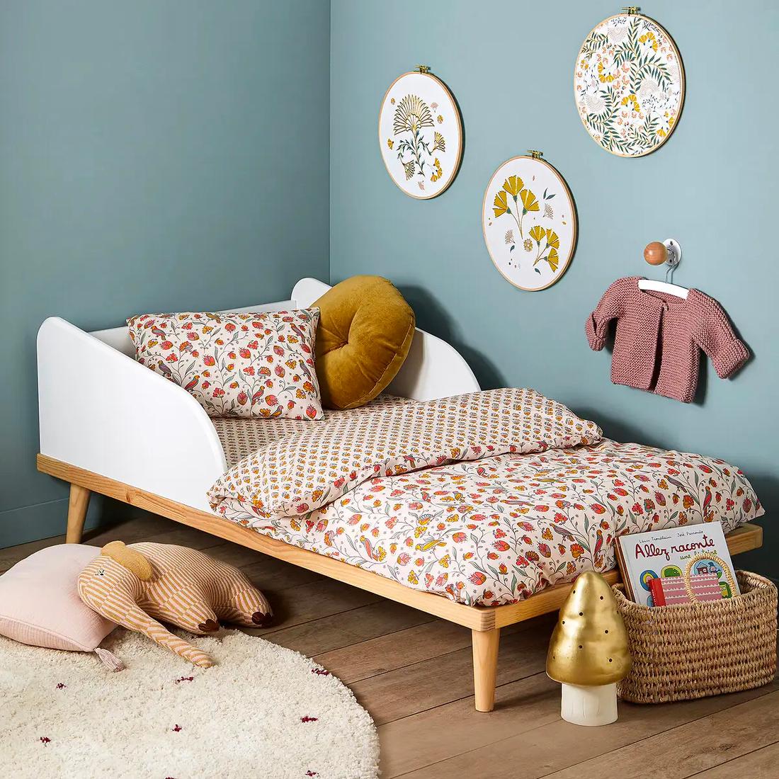 Bekijk doeken Deze ronde ingespannen doeken met bloemen zijn de ultieme retro wanddecoratie voor in de babykamer.