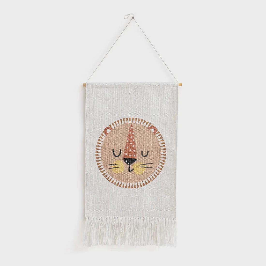 Bekijk wandkleed Ssst… de leeuw slaapt al op dit wandkleed voor in de kinderkamer. Nu je kindje nog. De franjes aan het wandkleed geven een leuk, speels effect.