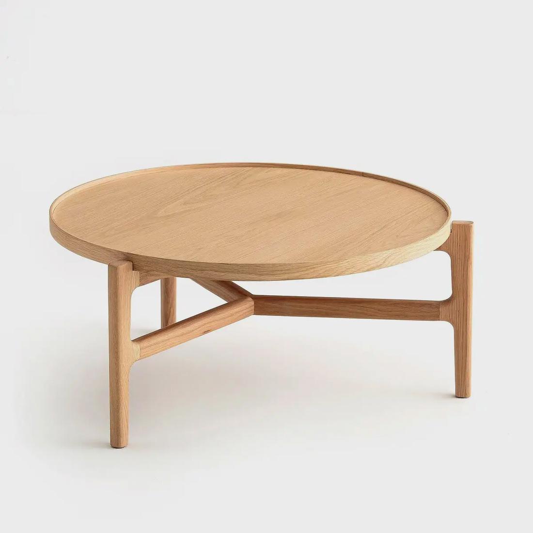 Koffiekopjes, gezellige kaarsjes op een mooie schaal, het past allemaal op deze salontafel met een rond tafelblad. 