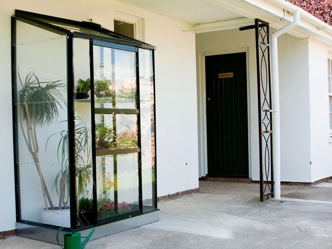 Voor een kleine tuin is een muurkas ideaal. Je plaatst de kleine kas tegen een muur aan en de kas staat gelijk stabiel.