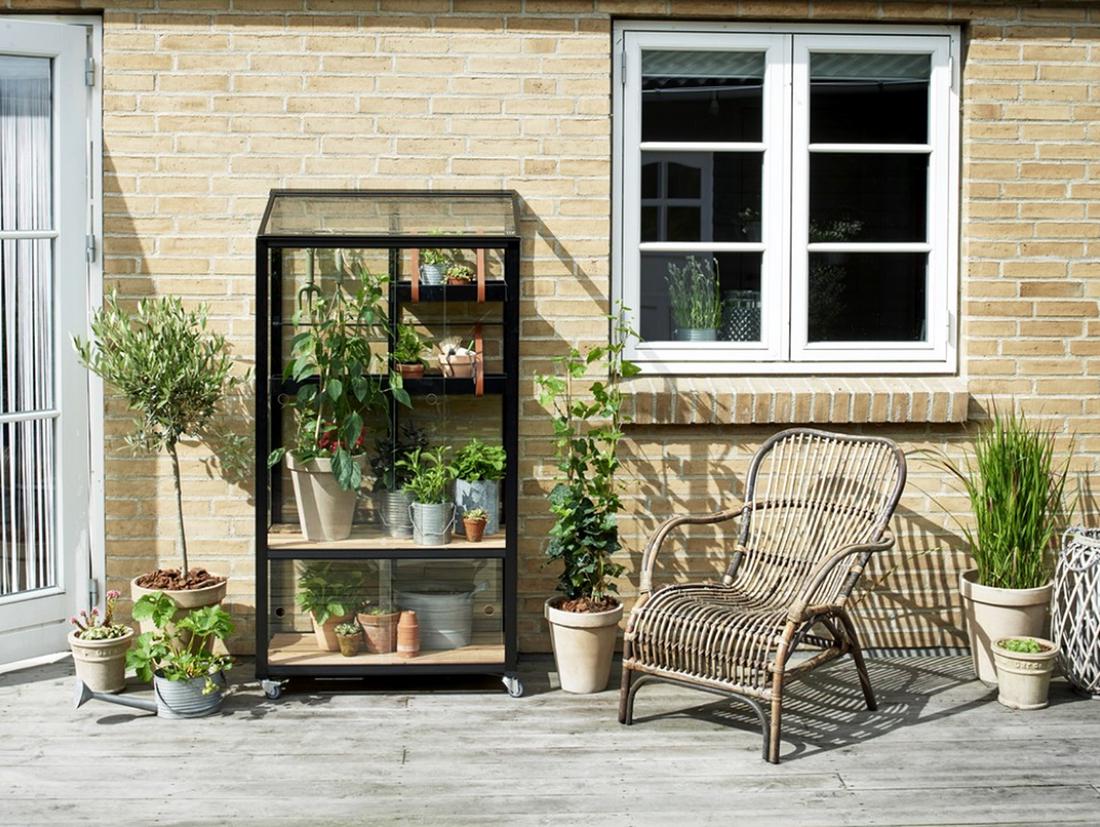 Doordat de City Garden kas een glazen achterwand heeft, vangt de kas aan alle kanten licht. En met het dakraam kun je makkelijk de temperatuur in de kas regelen.