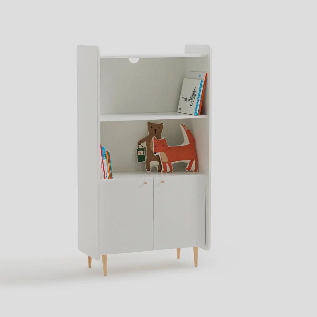 Een boekenkast voor de kinderkamer mag er ook speels uitzien, met speelgoed en stapeltjes boekjes op de plankjes. 