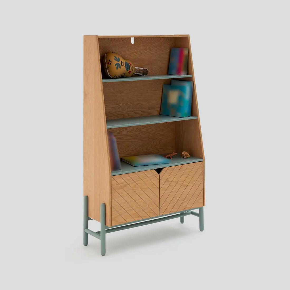 Wanneer je een boekenkast voor de kinderkamer van hout zoekt, is dit de kast voor jou. De combinatie van het houten visgraatpatroon en de grijsgroene planken geven de houten look een leuke twist. 