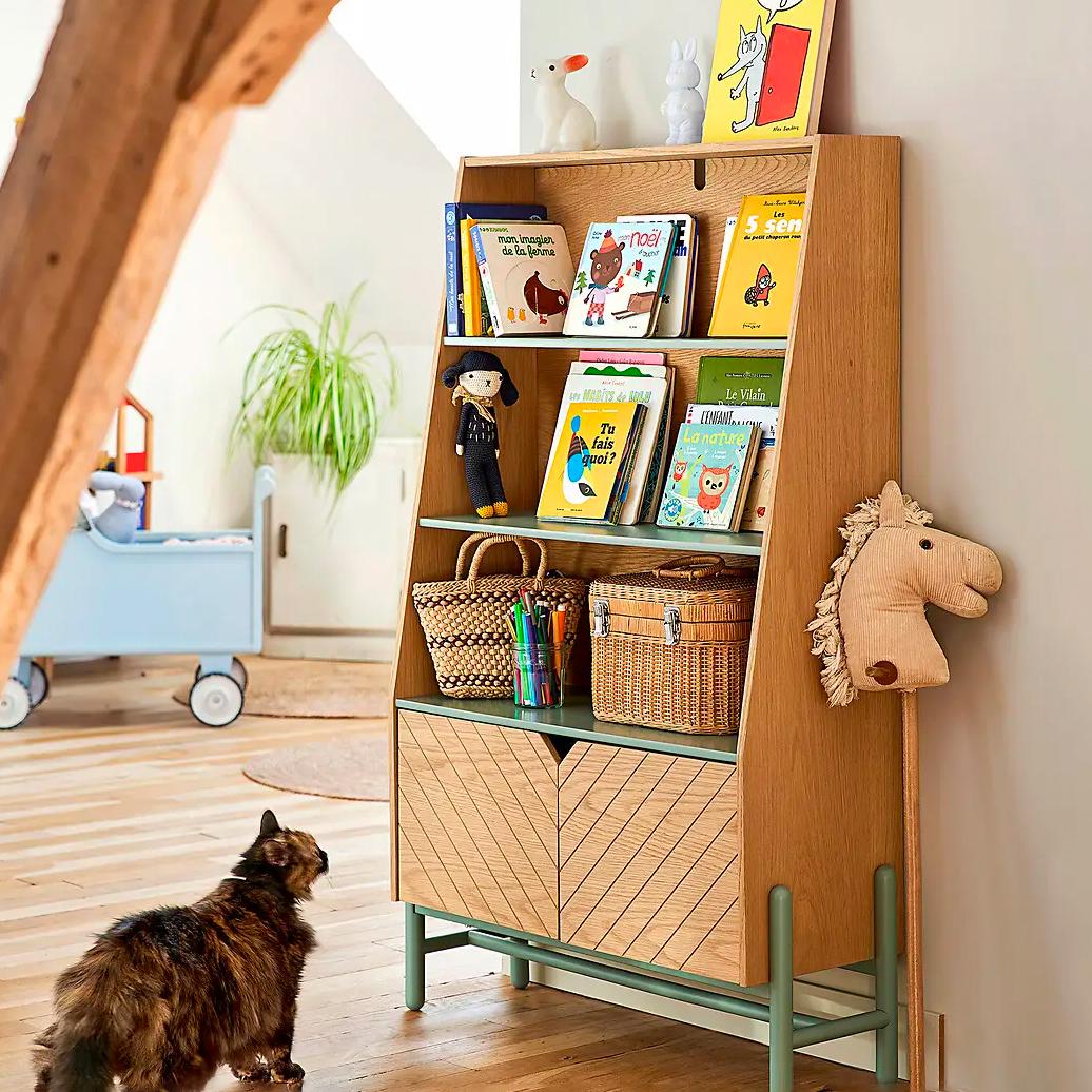 Deze vintage look boekenkast loopt schuin af en geeft de kast een hippe uitstraling.
