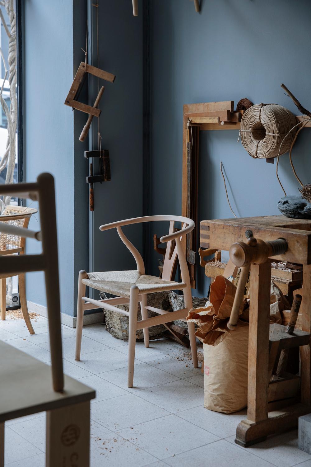 Bekijk meubels Veel meubels worden nog ambachtelijk vervaardigd in Denemarken, zoals bij het familiebedrijf Carl Hansen & Son.