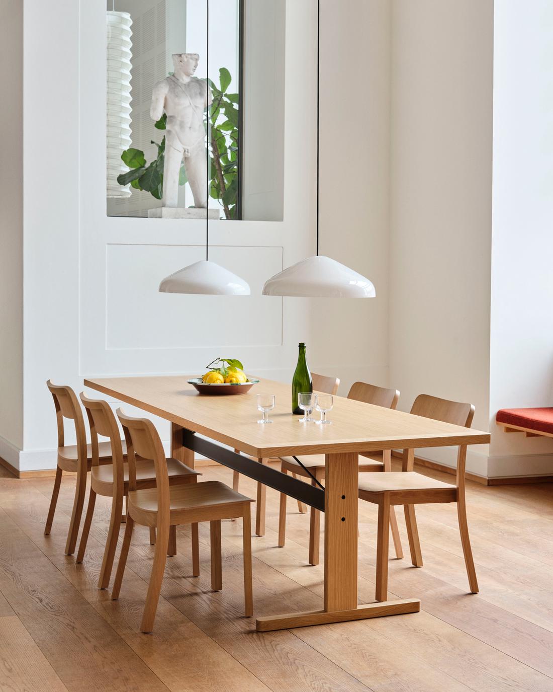 Bekijk meubels Het Deense HAY ontwikkelt innovatieve nieuwe meubels en woonaccessoires. Het bouwt hierbij verder op de succesvolle benadering uit het verleden.