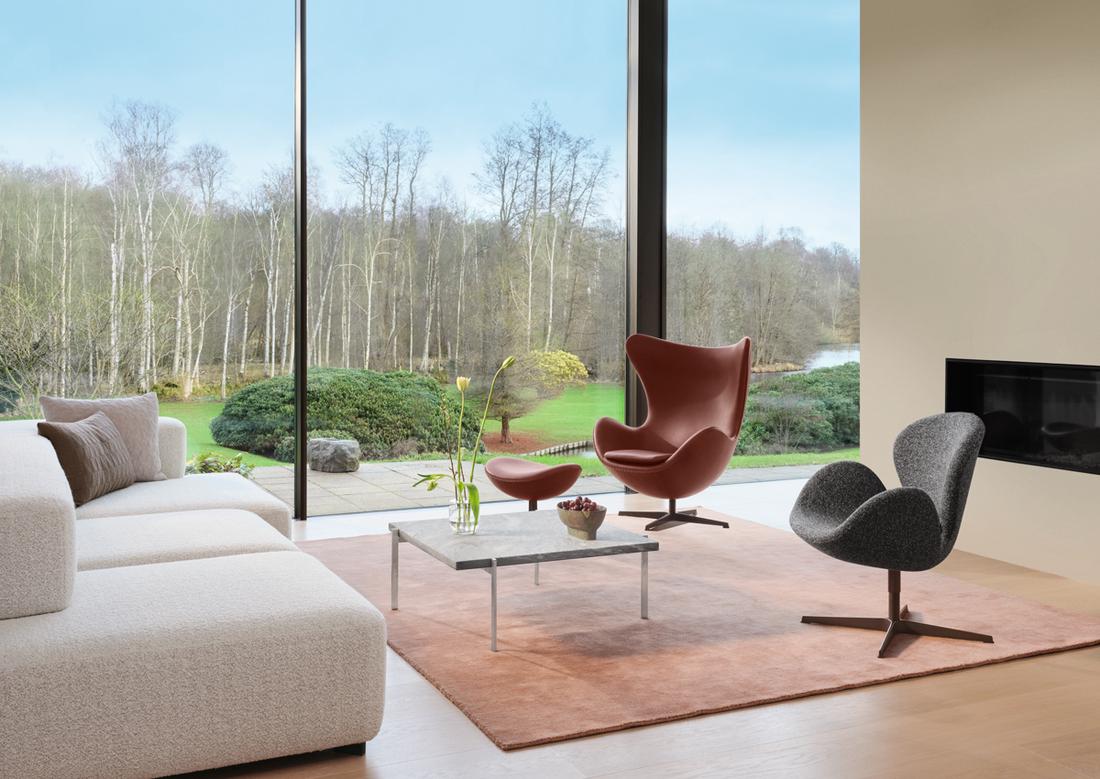 Bekijk meubels De Egg™ lounge chair en de Swan™ lounge chair zijn in 1958 ontworpen door de Deense architect en ontwerper Arne Jacobsen. De fauteuils zijn een van de meest populaire meubels van het Deense meubelbedrijf Fritz Hansen.