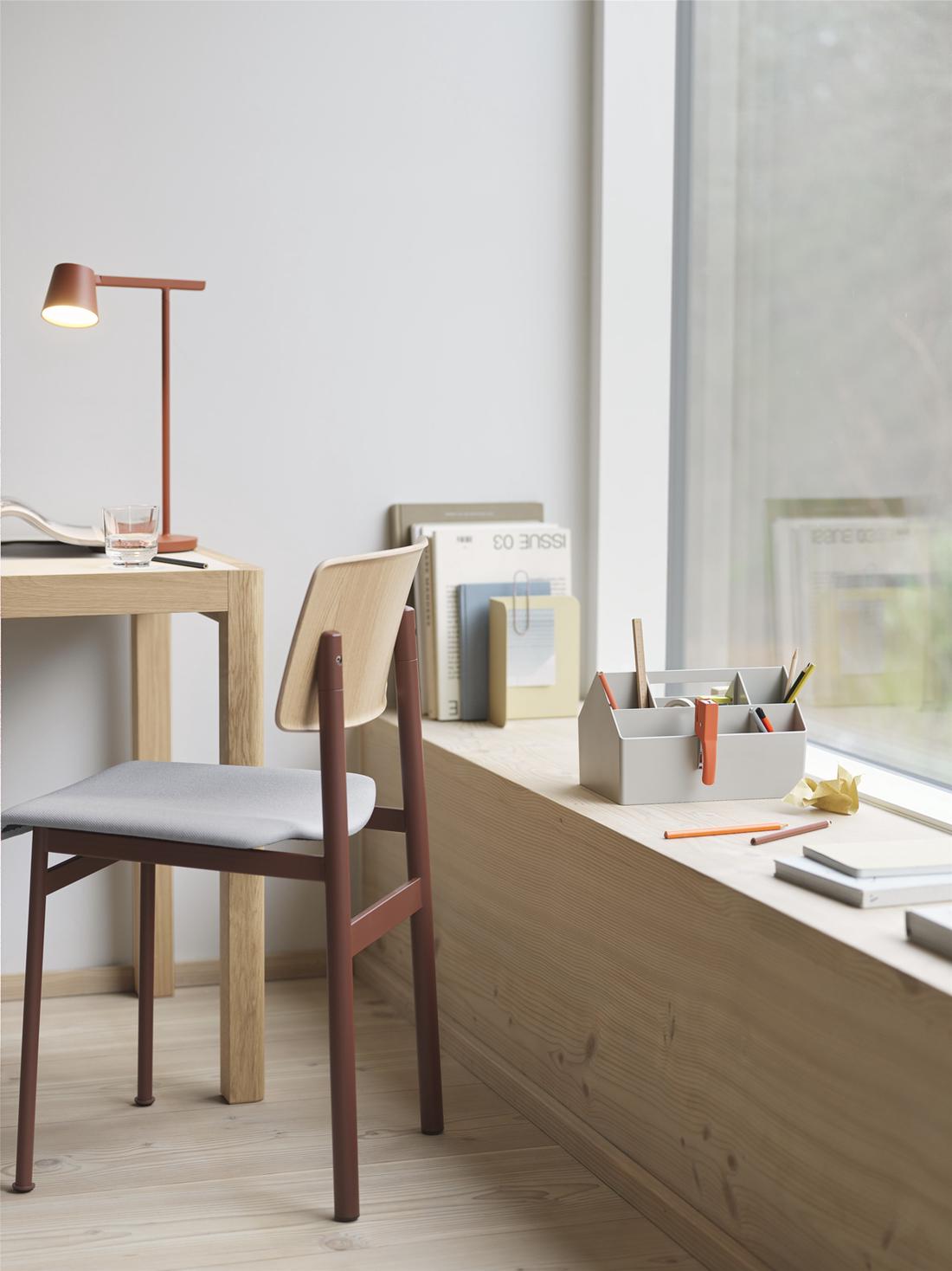 Bekijk collectie Muuto is een Deens designmerk dat met veel jonge designers werkt. De collectie meubels en woonaccessoires is creatief en verfrissend, maar heeft ook de traditionele Deense waarde meegekregen. Zo zijn functionaliteit en vakmanschap zeer belangrijk.