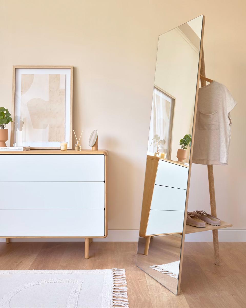 De houten passpiegel geeft een stijlvolle touch aan de kamer en aan jouw behoefte om je kleding op te hangen. De grote staande spiegel heeft een verborgen kapstok van hout en onderaan is er nog een plank voor kleine spullen. Ideaal!