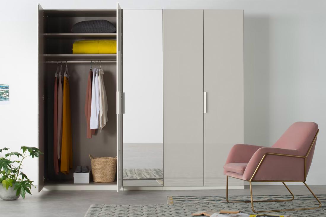 Ga voor een op maat gemaakte kledingkast als de Caren van 250 cm breed. De kast heeft een matwit frame en lichtgrijze hoogglans deuren. Er zijn tientallen kleurencombinaties te maken, dus er is altijd een exemplaar te vinden die bij jou past. 