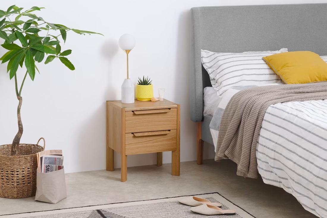 Het Ardelle nachtkastje is een tijdloos nachtkastje die past in ieder interieur. Dit licht houten nachtkastje heeft de ideale hoogte en komt met twee lades.