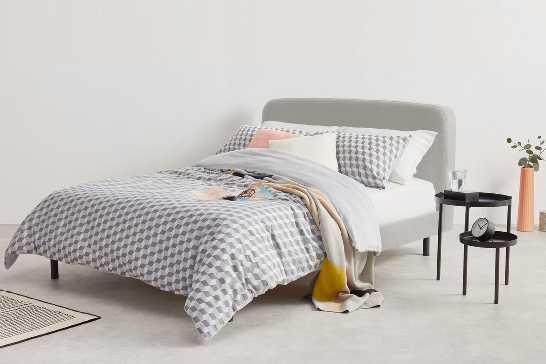 Ga voor het super kingsize bed Besley. Zoals de naam al een beetje verklapt, is dit bed echt supergroot: 194 cm breed. Het bed heeft ook een stijlvolle en klassieke uitstraling. Dankzij zijn strakke lijnen en afgeronde randen staat hij prachtig in je slaapkamer.