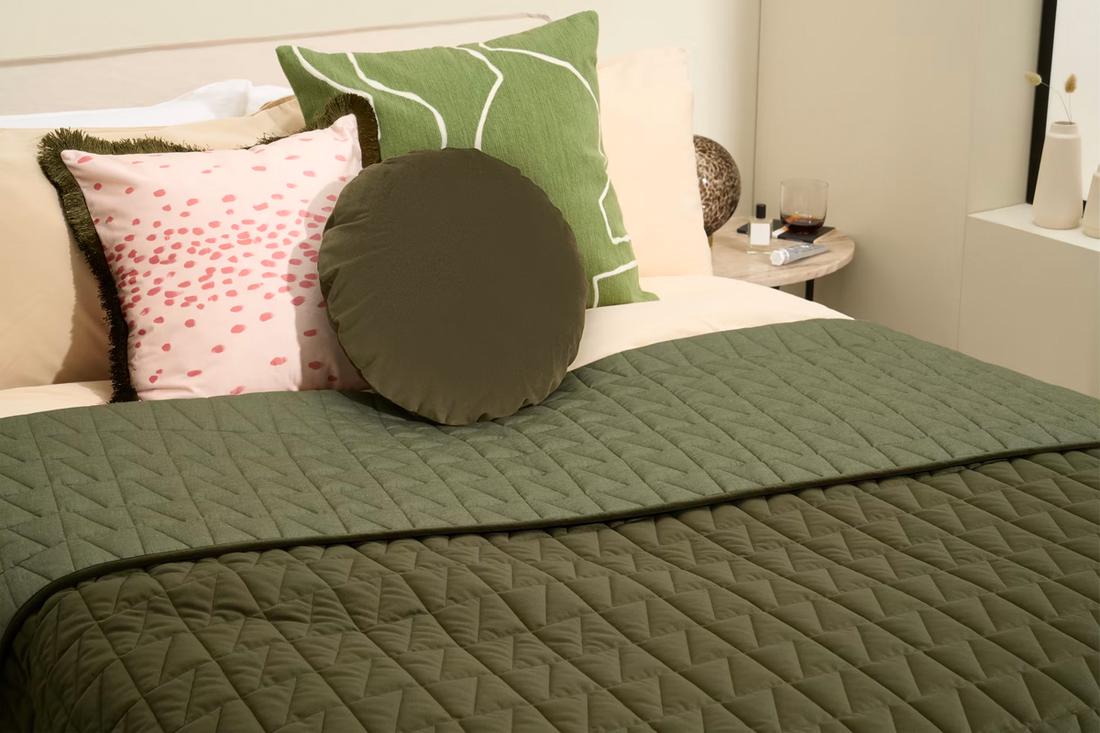 Deze Julius bedsprei is beschikbaar in een reeks van kleuren zoals pistache groen. De sprei maakt iedere dag – en nacht – net wat luxer. 