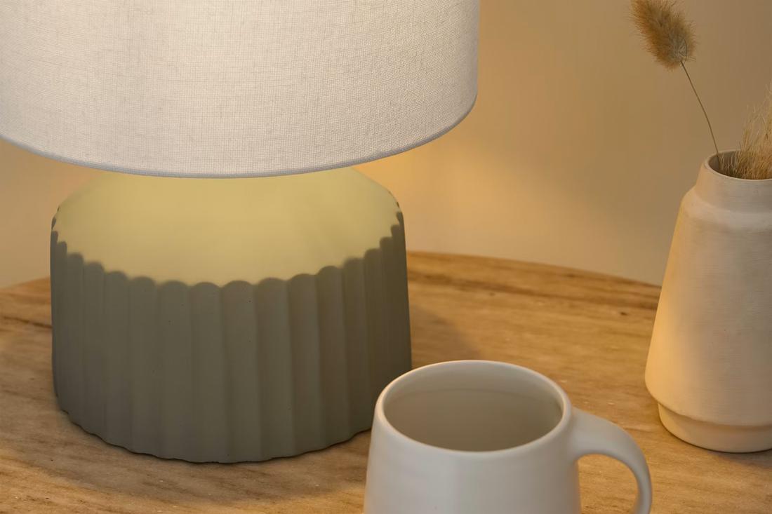 Zelf een nachtlamp is in het groen verkrijgbaar. Zoals deze artistieke Kae tafellamp.