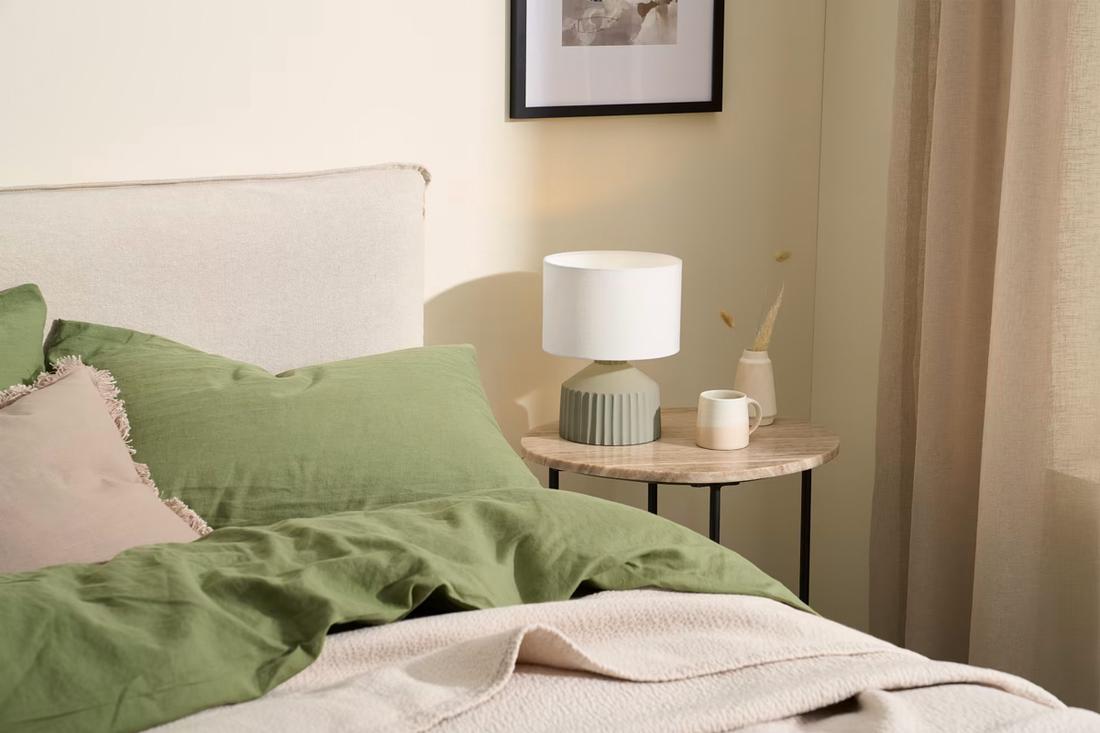 De Kae tafellamp heeft een stijlvolle en getextureerde afwerking. Een echte groene eyecatcher!