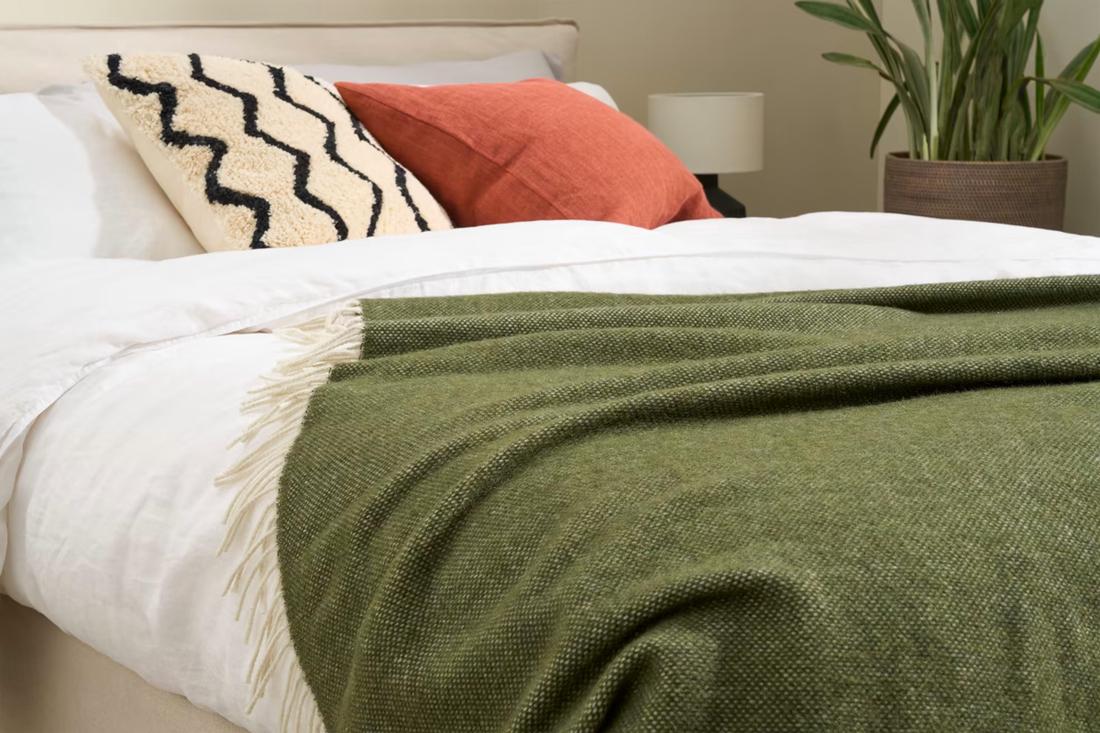 Deze mosgroene sprei is precies wat je ruimte nodig heeft voor extra warmte en comfort. Burley is gemaakt van een superzachte wolmix.