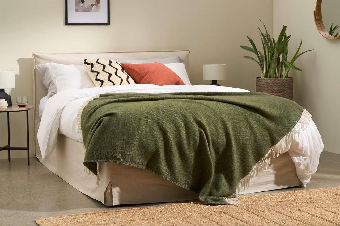 Lichtgewicht en knus: je zult maar al te graag onder de wollen bedsprei Burley willen kruipen.