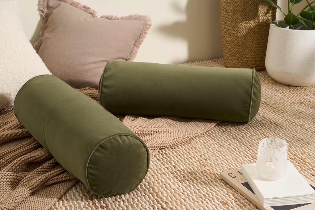 Dubbel groen! Deze groene Julius bolsterkussens hebben fraaie biezen en zijn gemaakt van gerecycled fluweel.