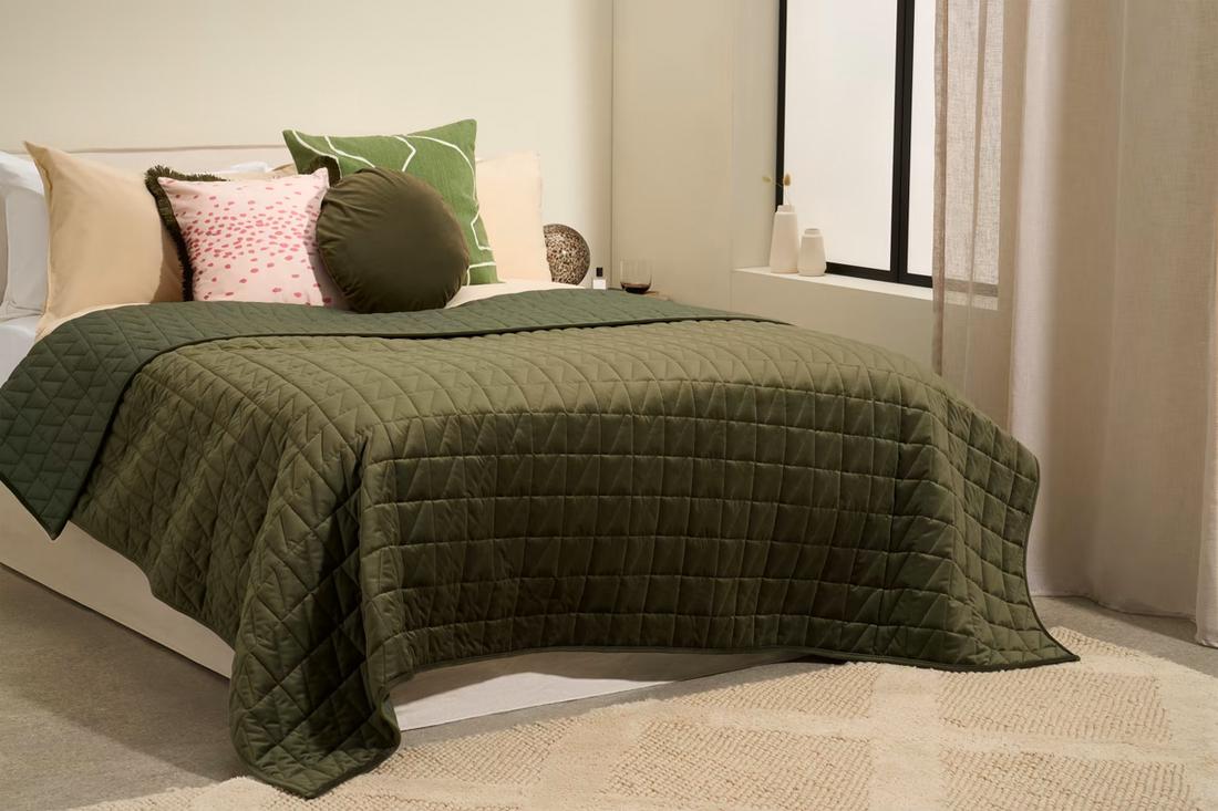 Geef je slaapkamer een luxe uitstraling met veel groen fluwelen accessoires.