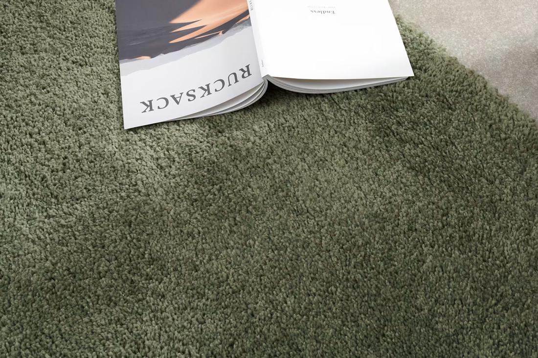 Ga voor veel groen op je slaapkamer met dit extra grote vloerkleed van 200 x 290 cm.