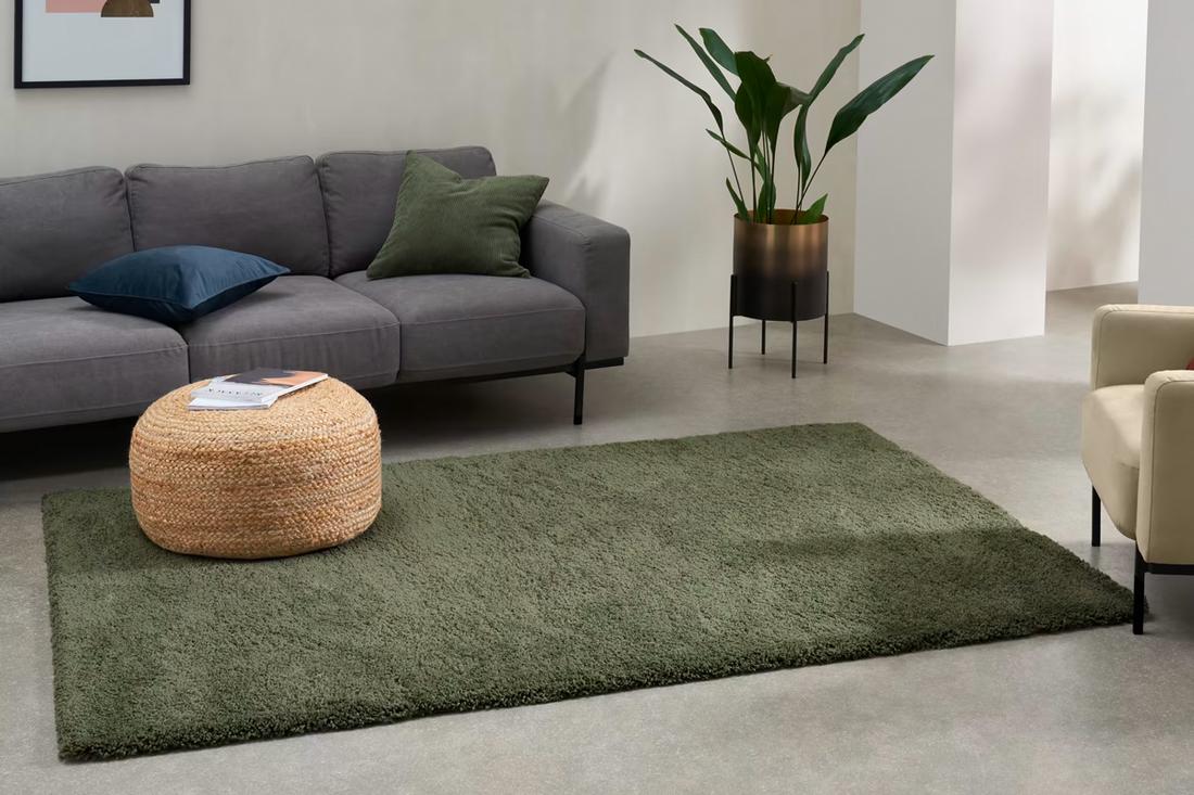 Meer luxe look voor minder, dat kan met het Mala vloerkleed in saliegroen. De super zachte, wollige textuur voelt altijd fijn onder je voeten en de zachtheid maakt iedere ruimte een traktatie om in te zijn. 