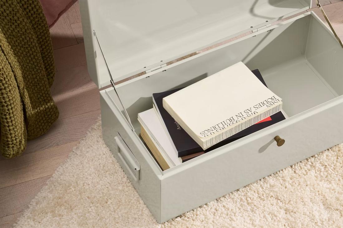 De Daven opbergset bewijst dat opbergen ook modieus kan zijn. De set van opbergkoffers houdt al je spullen netjes uit het zicht. Daarnaast zijn de rijke kleuren een stijlvolle toevoeging van je interieur. 