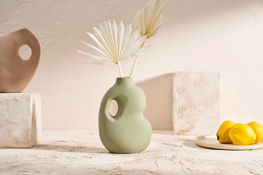 Als je gaat voor een abstracte variant als de Aura flesvaas in de kleur salie, hoeven hier niet eens bloemen in.