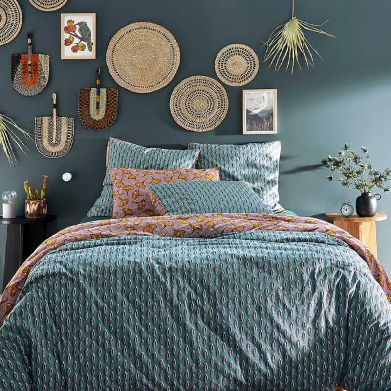 Het bedrukte dekbedovertrek heeft twee speelse patronen. Een blauwe kant met patroon en een rode kant met een vrolijke wax print. 