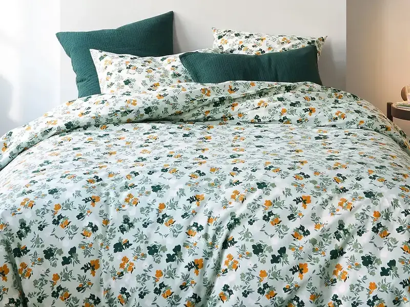 De print op het dekbed is geïnspireerd op Engelse decoratie, waardoor het een klassieke uitstraling heeft. 