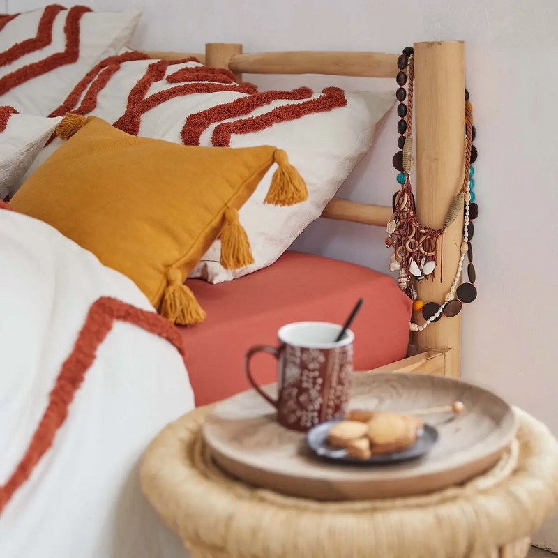 Maak de look af door te kiezen voor een hoeslaken in dezelfde kleur als de print. 